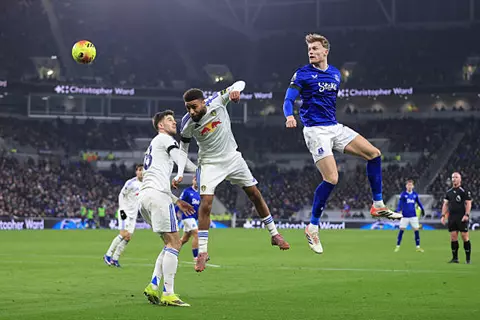 إيفرتون ينجو من فخ الهزيمة ويتعادل أمام ليدز في الدوري الإنجليزي